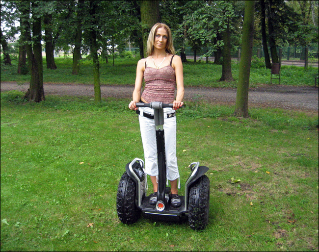 Kobieta jadąca segwayem X2 po trawie w parku